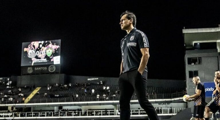 Fabián Bustos comemora Santos vivo nas competições mata-mata