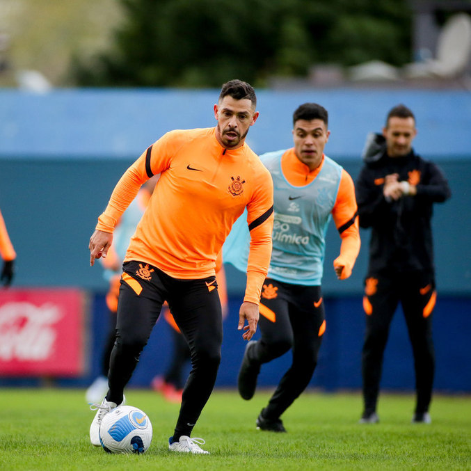 Fagner é ausência entre os 24 relacionados do Corinthians