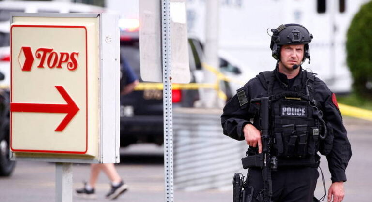 FBI diz que está investigando massacre em Buffalo como ‘crime de ódio’