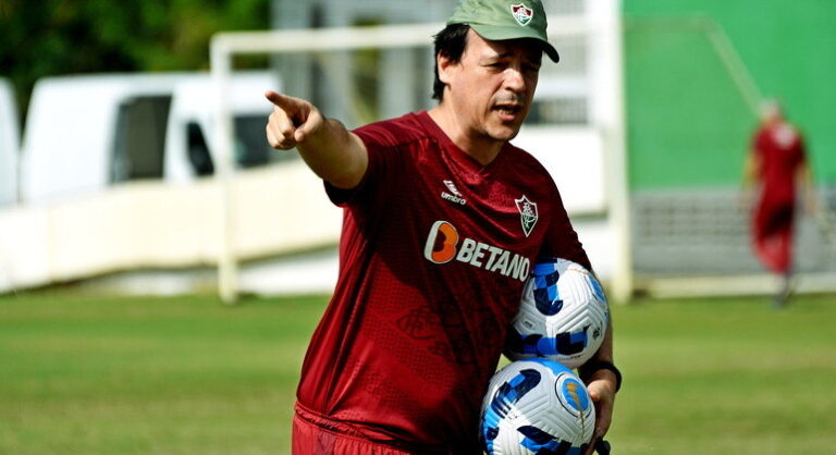 Fernando Diniz minimiza desfalques por desgaste físico