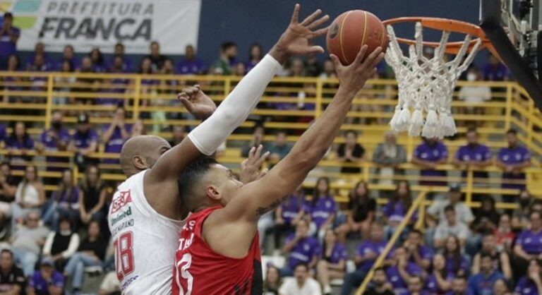 Franca vence o Flamengo e abre vantagem na decisão do NBB