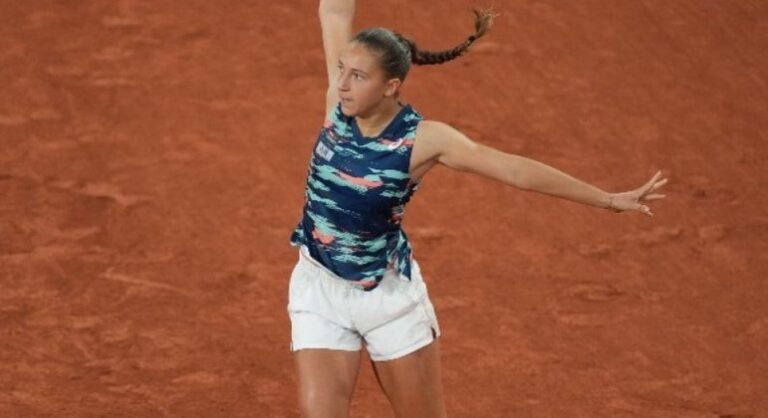 Francesa de 19 anos elimina atual campeã Krejcikova de Roland Garros
