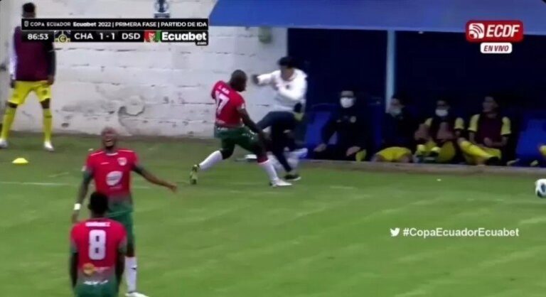 Inacreditável! Jogador vai à nocaute após levar chute de técnico rival nas partes íntimas