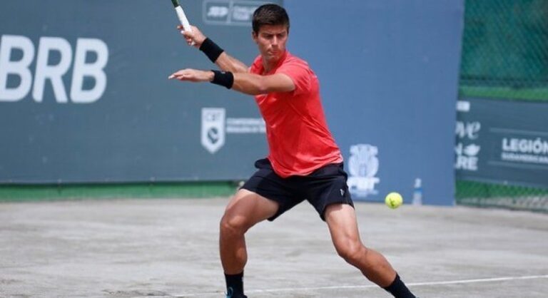João Menezes vence a 1ª após cirurgia e avança em Bordeaux