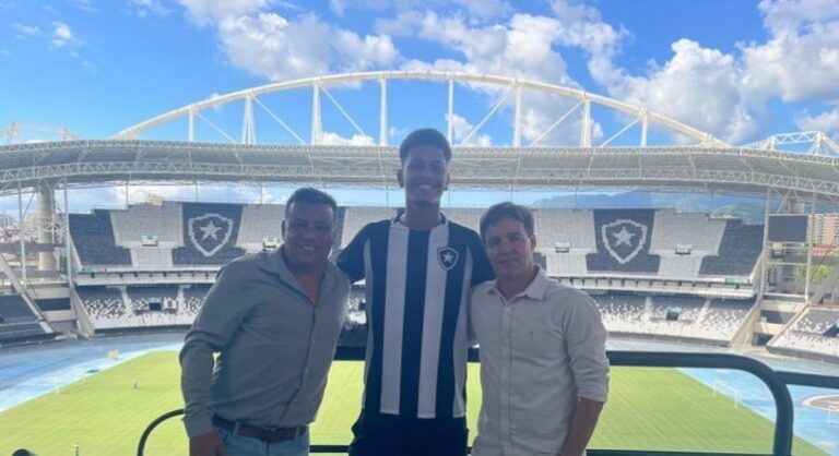 Kawan assina primeiro contrato profissional com o Botafogo: ‘Mais um sonho realizado’