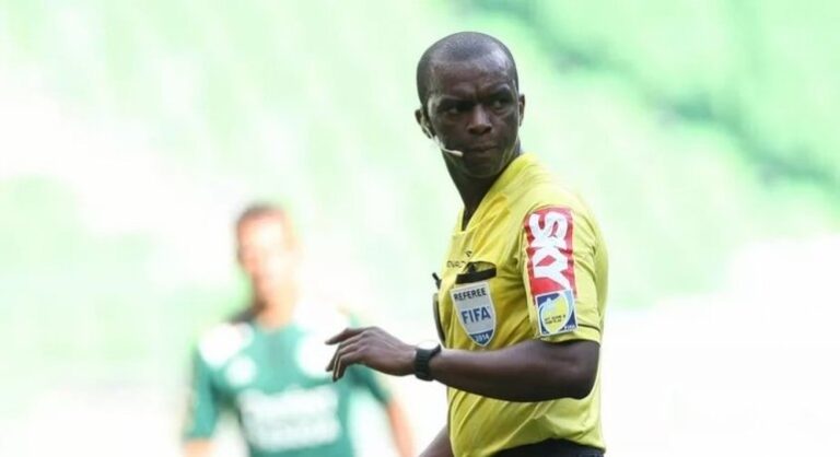 Luiz Flávio de Oliveira apita o clássico entre Guarani e Ponte Preta