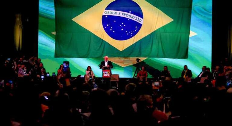 Lula oficializa pré-candidatura à Presidência da República