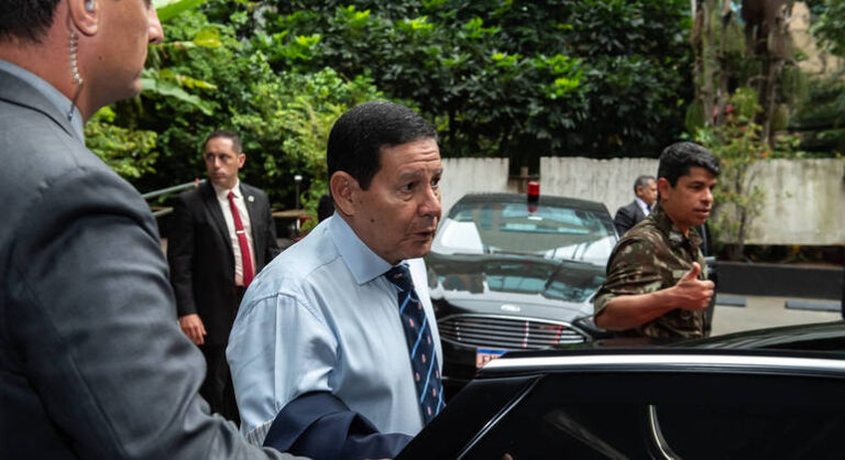 ‘Lula tem que medir as palavras’, diz Mourão após fala sobre policiais