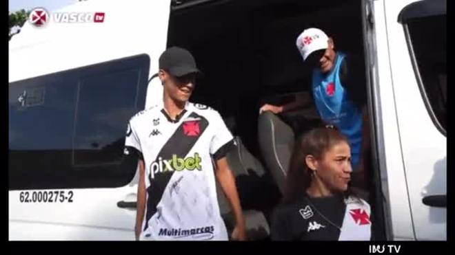 Luva de Pedreiro acompanha vitória do Vasco e aprova golaço de Figueiredo: ‘Esse é da tropa’