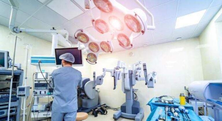 Mais de 100 operações com robô! Médico do ES vira rei da cirurgia robótica
