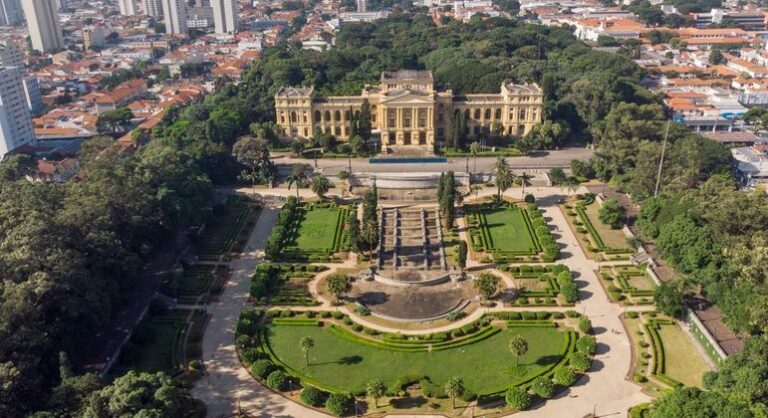 Museu do Ipiranga expõe peças em três estações do Metrô de SP