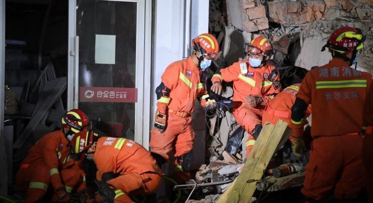 Nona sobrevivente resgatada após desabamento de prédio na China