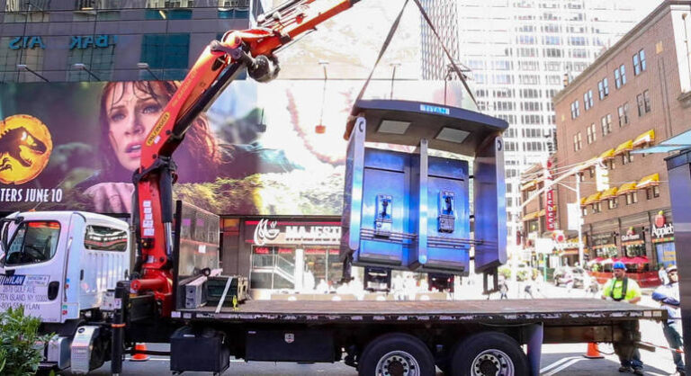 Nova York se despede de sua última cabine telefônica