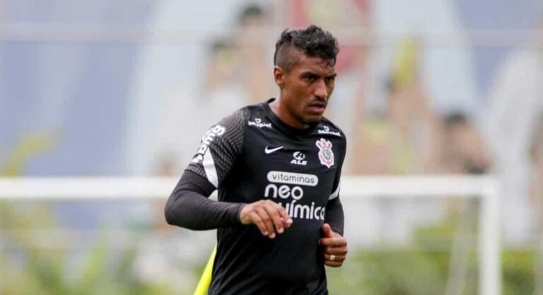 Paulinho tem suspeita de entorse no joelho, mas mostra otimismo