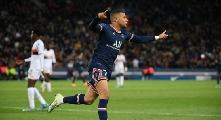Presidente do PSG revela em reunião que teria renovado com Mbappé