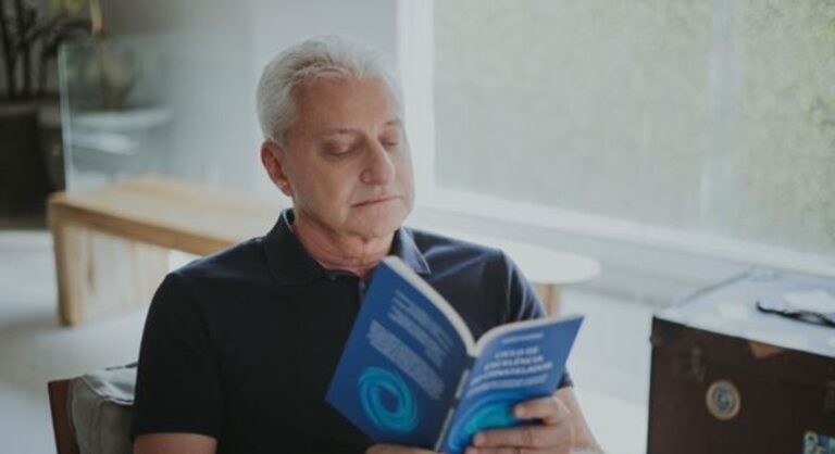 Psiquiatra Mario Koziner lança livro de contos para transformação pessoal