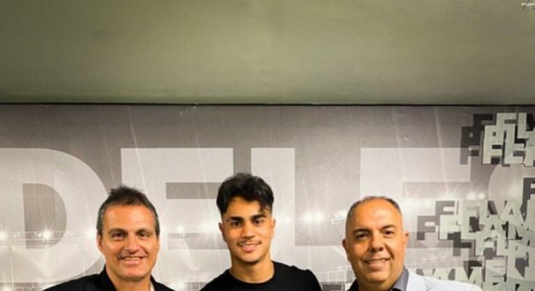 Reinier acompanha vitória do Flamengo na Libertadores e é presenteado com camisa rubro-negra