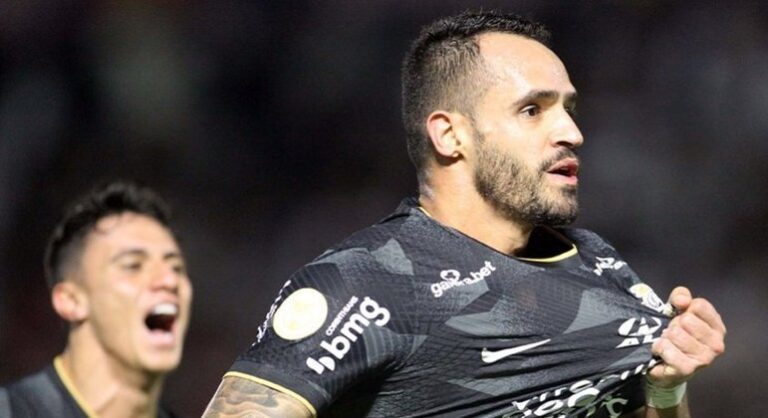 Renato Augusto marca, Corinthians bate o Bragantino e mantém liderança do Brasileirão