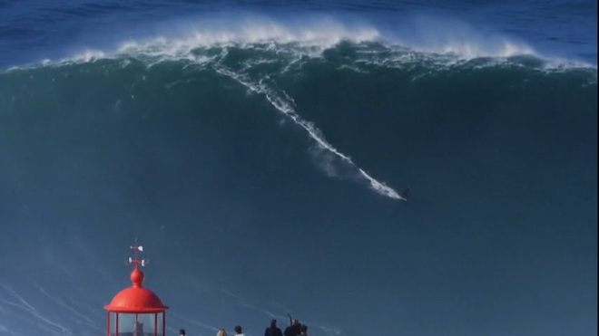 Surfista tem recorde de onda gigante reconhecido em Nazaré