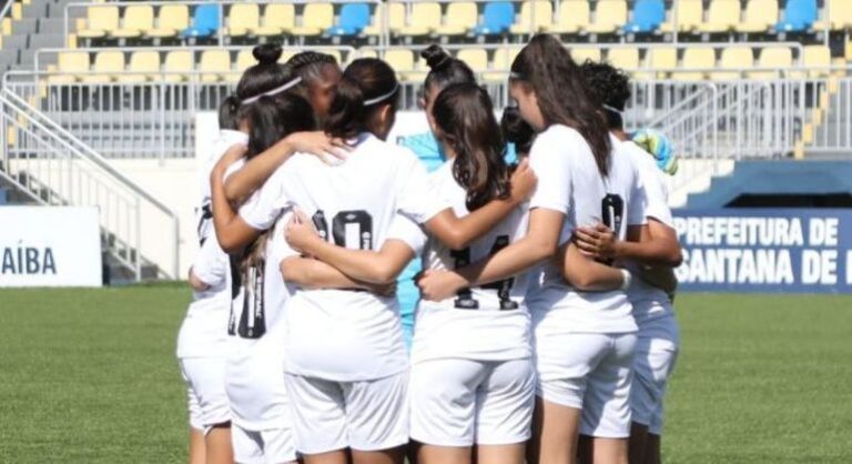 Time feminino do Santos vence Ceará e se isola na ponta do sub-20