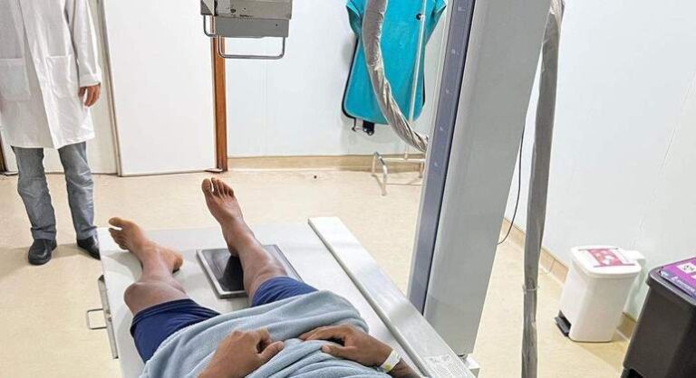 Tony Salles sofre acidente em show de Vitória e surge em hospital: “Fé em Deus”