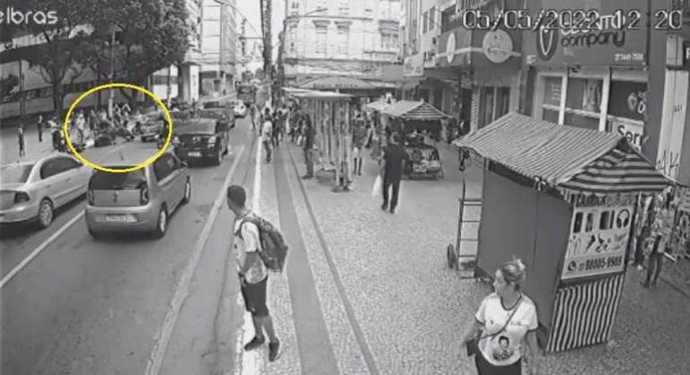 Vídeo mostra momento exato de acidente que deixou entregador de gás ferido no Centro de Vitória