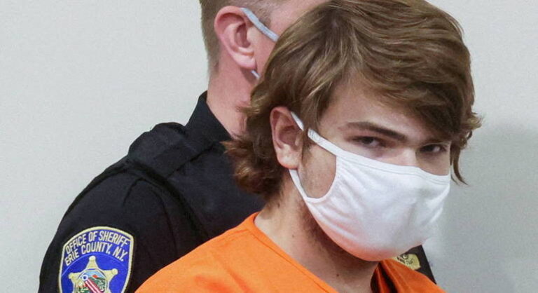 Acusado de massacre em Buffalo se declara inocente perante júri
