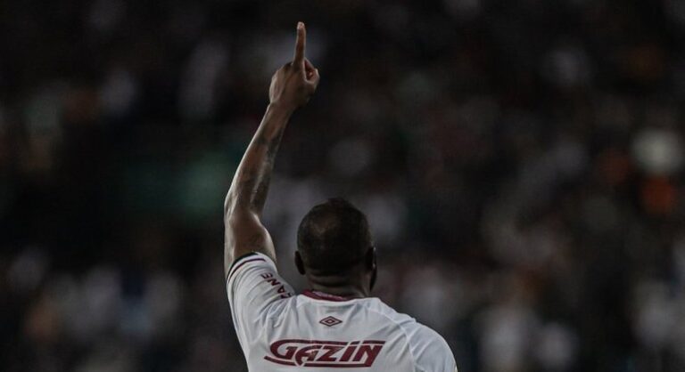 Após vitória em clássico, Fluminense provoca Botafogo e John Textor nas redes sociais