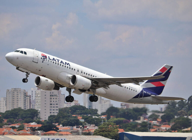Avião da Latam rejeita decolagem por falha no motor