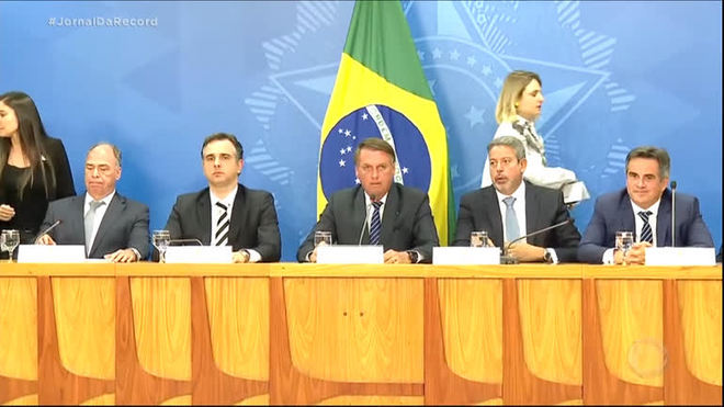 Bolsonaro anuncia acordo para reduzir impostos e conter alta dos combustíveis e do gás de cozinha