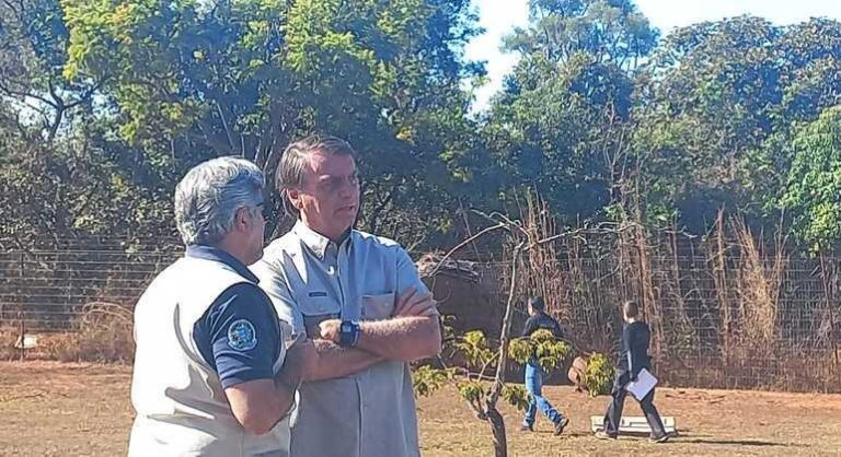 Bolsonaro visita local de acidente com Porsche em Brasília