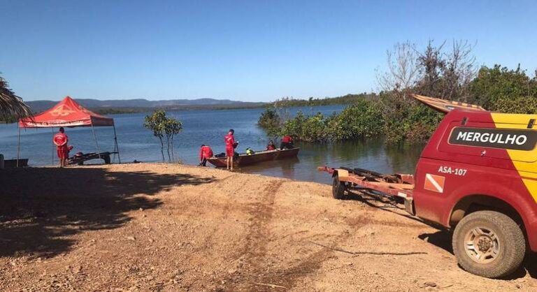 Bombeiros buscam vítimas de naufrágio na Serra da Mesa, em Goiás