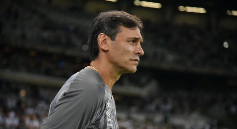 Bustos lamenta primeiro tempo ruim e elogia ‘valentia’ do Santos