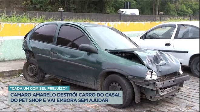 Camaro amarelo bate em carro e sai sem pagar prejuízo