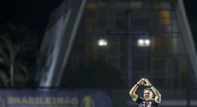 Carlos Palacios desencanta e vibra com primeiro gol pelo Vasco: ‘Tirei um peso’