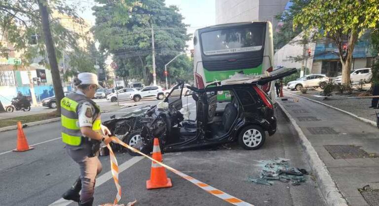 Carro bate em ônibus e fica destruído na zona oeste de SP