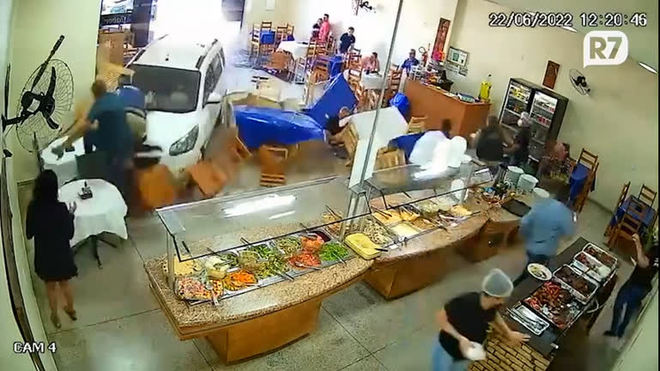 Carro invade restaurante e atropela clientes no DF