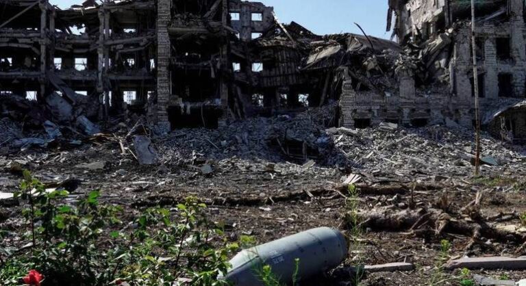 Centenas de pessoas fazem fila em busca de comida e outros itens em Mariupol