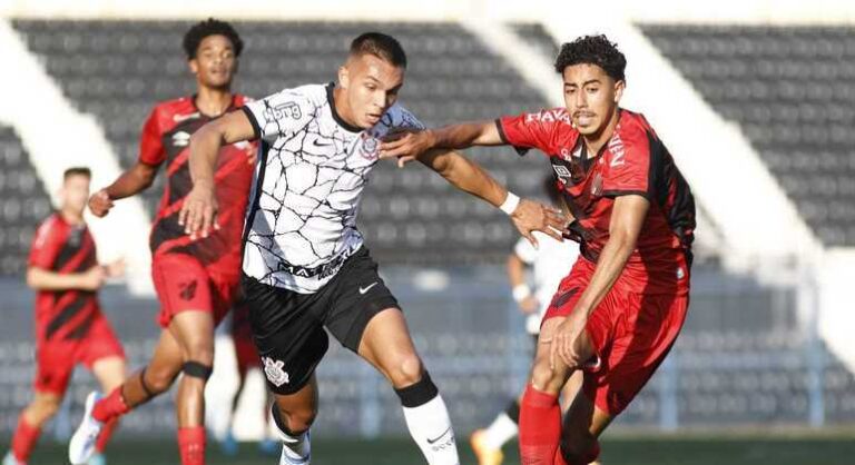 Corinthians perde para o Athletico-PR na estreia do Brasileirão Sub-20