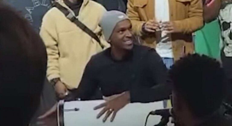Corinthians se cansou das farras de Jô. Jogador, contundido, flagrado no pagode, será seriamente punido. Rescisão será discutida