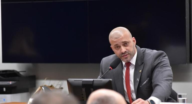 Defesa de Daniel Silveira pede desbloqueio de conta bancária do parlamentar
