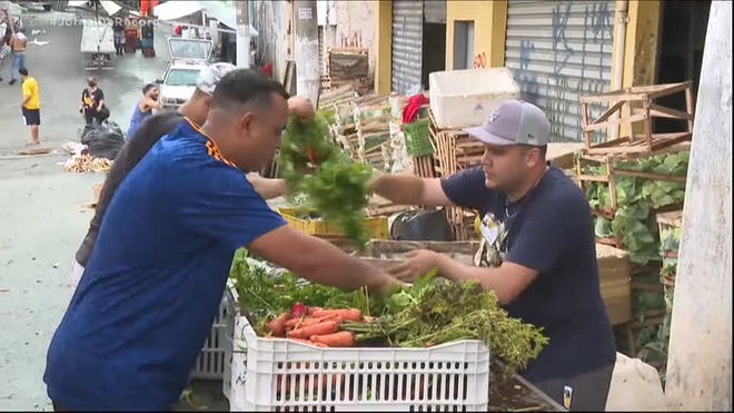 Desperdício : comida jogada fora nas feiras livres alimentaria metade da população de rua de SP
