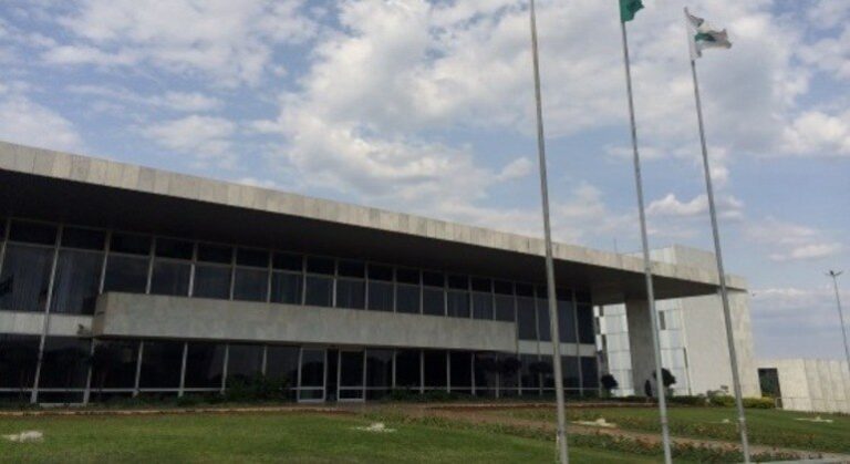 DF bloqueia R$ 500 milhões do orçamento após aprovação de teto na cobrança do ICMS