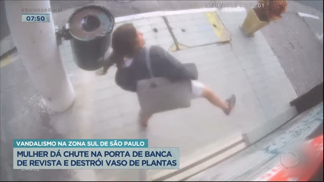 Dia de fúria: mulher chuta banca de revistas e destrói vaso de plantas