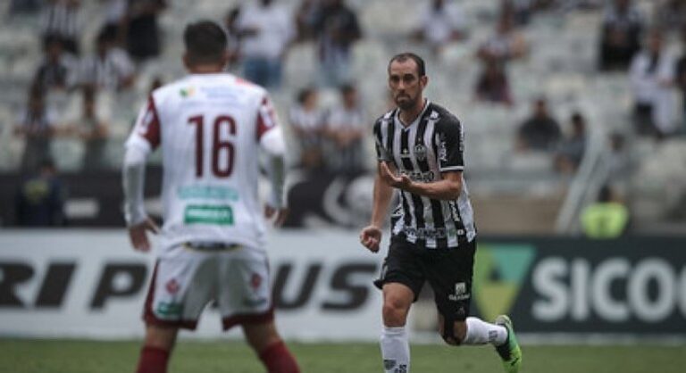 Diretoria do Atlético-MG terá conversa com Godín para definir o futuro do jogador