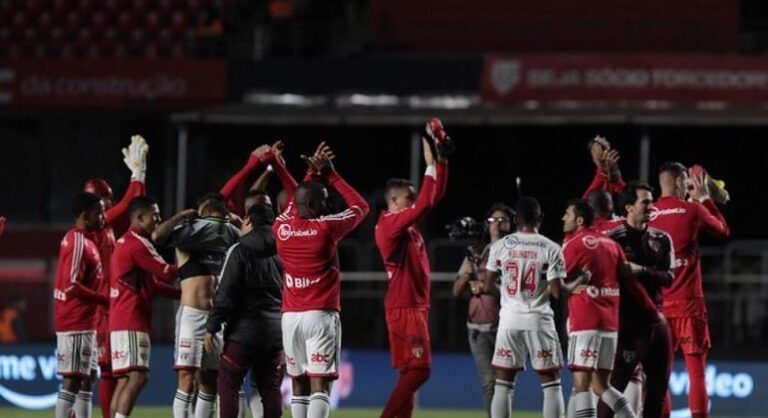 Dirigente do São Paulo mostra otimismo antes de clássicos diante do Palmeiras