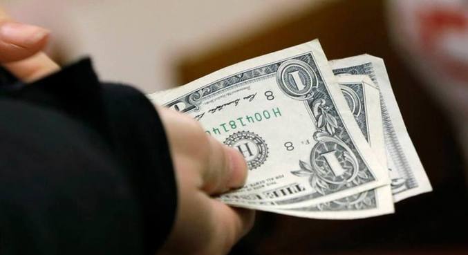 Dólar fecha o dia cotado a R$ 4,98, com alta de 4,43% na semana