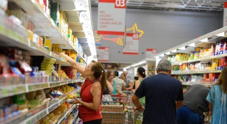 Empresas reduzem embalagens e qualidade para repassar custos aos consumidores