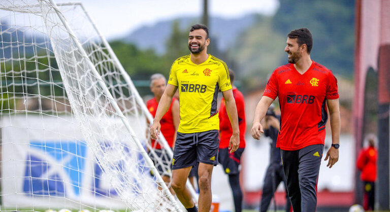 Fabrício Bruno treina no Ninho do Urubu e apresenta evolução 