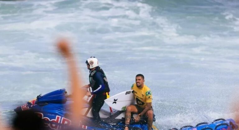 Filipinho faz valer favoritismo e avança à final do Circuito Mundial de Surfe de Saquarema
